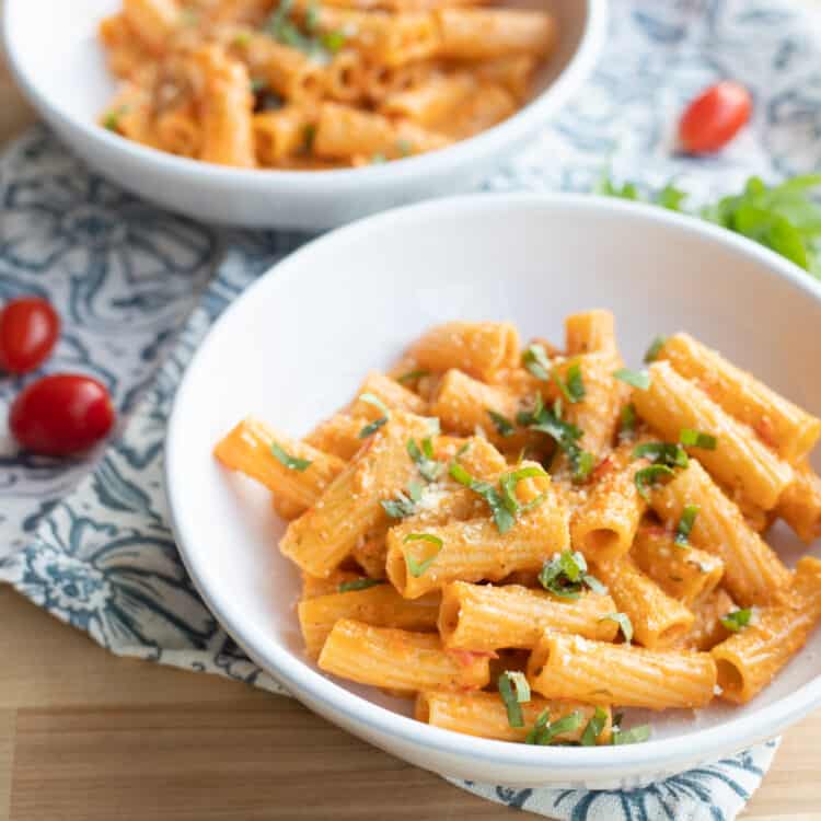 Creamy Red Pepper and Tomato Pasta - The Hangry Economist